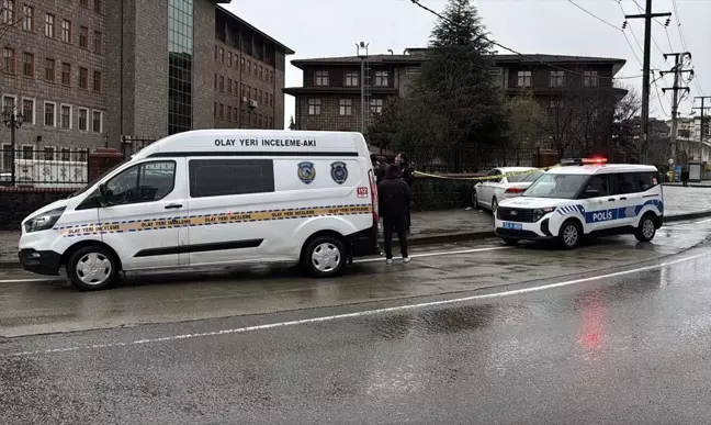 Rize'de hastane duvarına çarpan otomobilin sürücüsünün silahla yaralandığı belirlendi