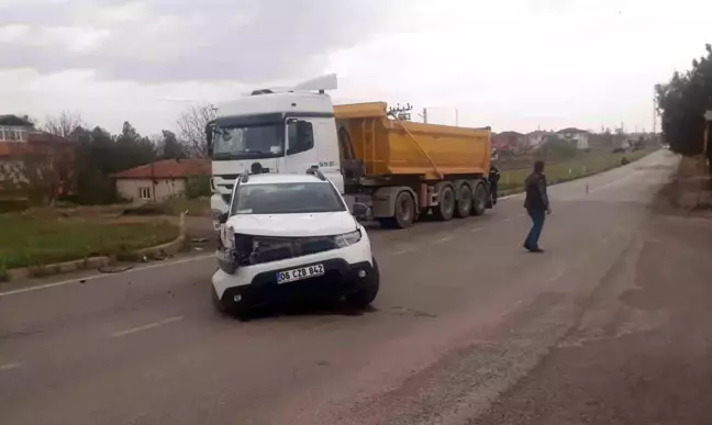 Kırıkkale'de Otomobil ile Hafriyat Kamyonu Çarpıştı: 1 Yaralı