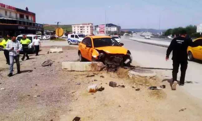 Kırıkkale'de Ticari Taksi Beton Bariyere Çarptı: İki Yaralı