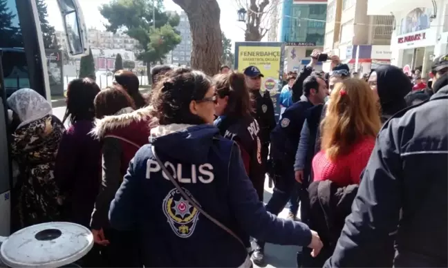 Abdullah Öcalan'ın Yeğeni Dilek Öcalan'ın da Katıldığı İzinsiz Gösteriye Polis Müdahale Etti