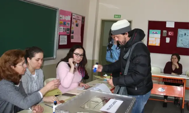 Ünlü Oyuncu Mührü Oy Kullandığı Bölümde Unuttu