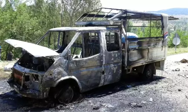 Suşehri'nde Yolda Motor Bölümü Alev Alan Kamyonet Yandı