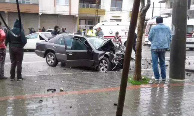 Hatay'da İki Otomobil Kafa Kafaya Çarpıştı: 5 Yaralı