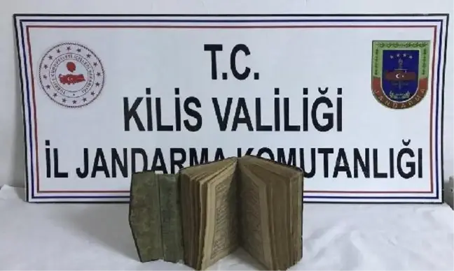 Ali Şir Nevai'nin 15'inci yüzyıla ait şiir kitabı ile yakalandı