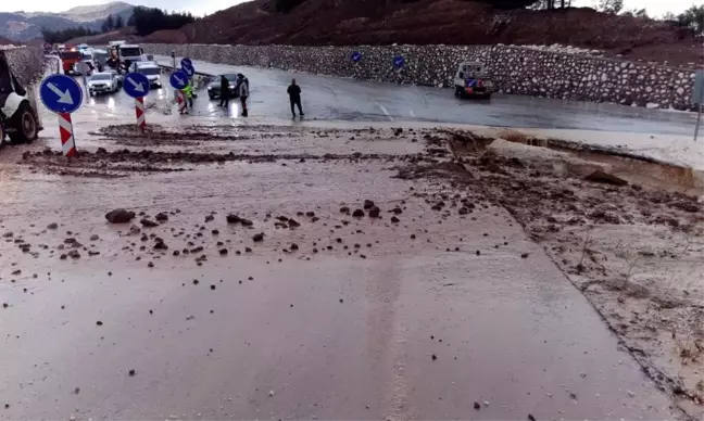 Burdur'da sağanak etkili oldu, köy yolları sular altında kaldı