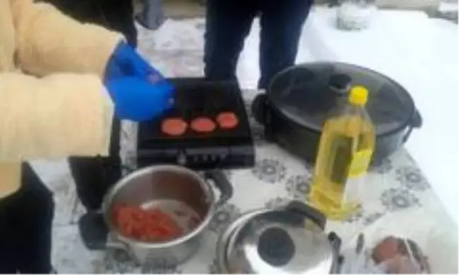 Kar altında kurulan mangalda sucuk ve köfte keyfi