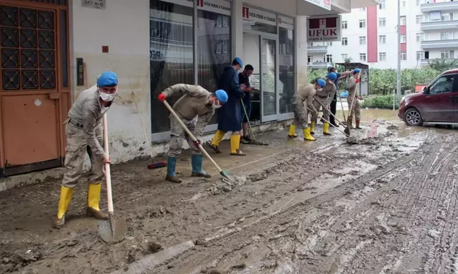 Son dakika haber: Arhavi'de yaşanan sel afetinin ardından temizlik çalışmaları devam ediyor