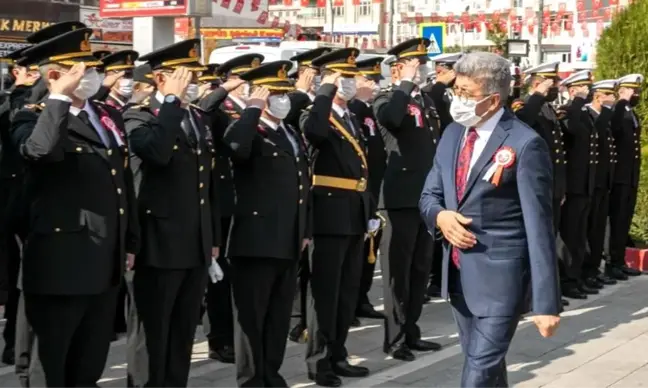 Van'da Cumhuriyet Bayramı dolayısıyla Atatürk Anıtı'na çelenk sunuldu