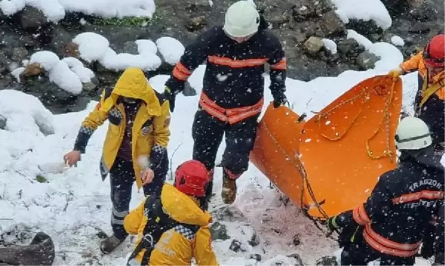 Trabzon'da 'buzlanma' kazası; dereye düşen araçta sürücü öldü, oğlu yaralı