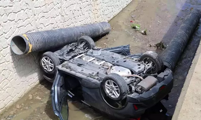 Son dakika haberleri! Rize'de park halindeki araca çarpan otomobil dereye uçtu: 2 yaralı