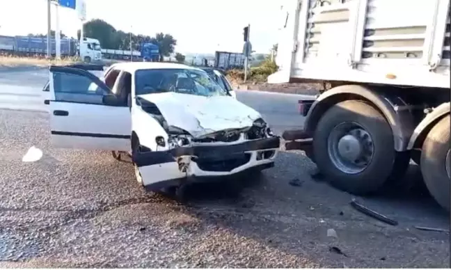 Yalova-Bursa Karayolunda Tıra Çarpan Otomobilde 4 Kişi Yaralandı