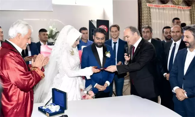 Bakan Özlü, Adıyaman'da Düğün Merasimine Katıldı