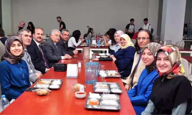 Rektör Şeker, İlk İftarı Öğrencilerle Yaptı