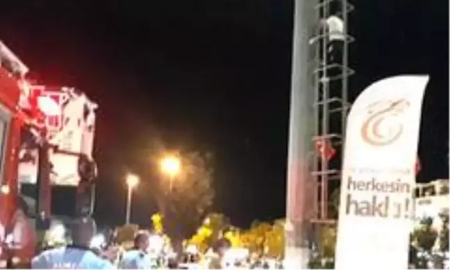 Edremit'te aydınlatma direğine çıkan genç korku dolu anlar yaşattı
