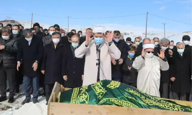 Sivas Valisi Ayhan, babasını kendi kıldırdığı namazla son yolculuğa uğurladı