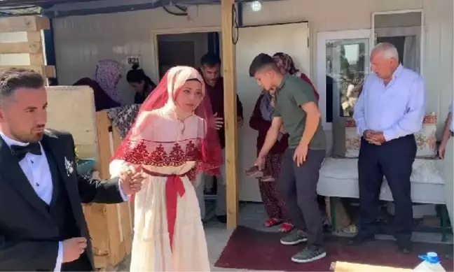 Depremde evi yıkılan gelin, konteyner kentten gelinlikle çıktı