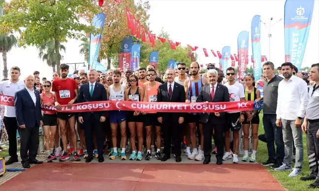 Kocaeli Büyükşehir Belediyesi 10. Uluslararası Cumhuriyet Koşusu ve Çocuk Maratonu düzenledi