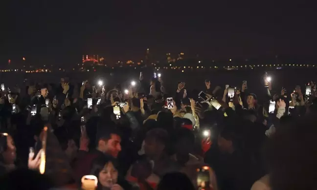 İstanbul Valisi Davut Gül, yılbaşı dolayısıyla kent genelinde denetim ve ziyaretler gerçekleştirdi
