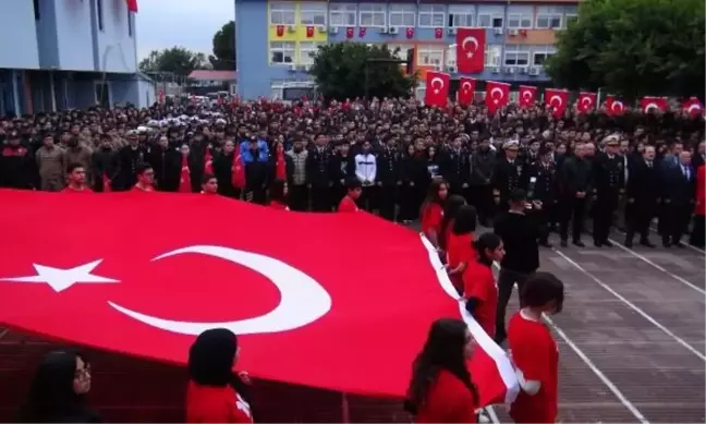 Mersin'deki okullarda Pençe-Kilit Harekatı şehitleri için saygı duruşu yapıldı