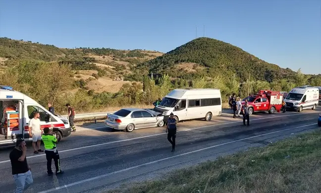 Amasya'da minibüs ile otomobil çarpıştı: 13 yaralı