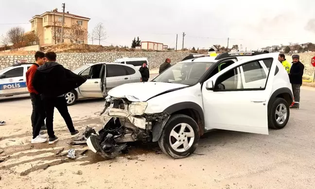 Besni'de Trafik Kazası: 2 Yaralı