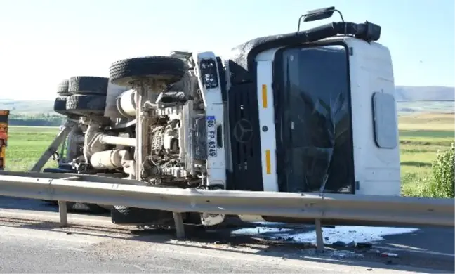 Devrilen Beton Mikseri Yolu Trafiğe Kapattı