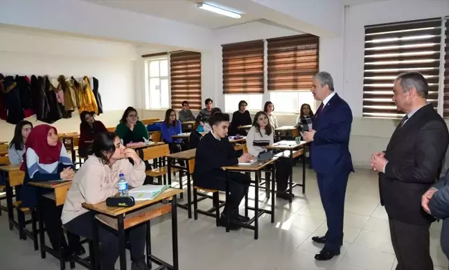 Kırşehir Valisi Akın okulları ziyaret etti
