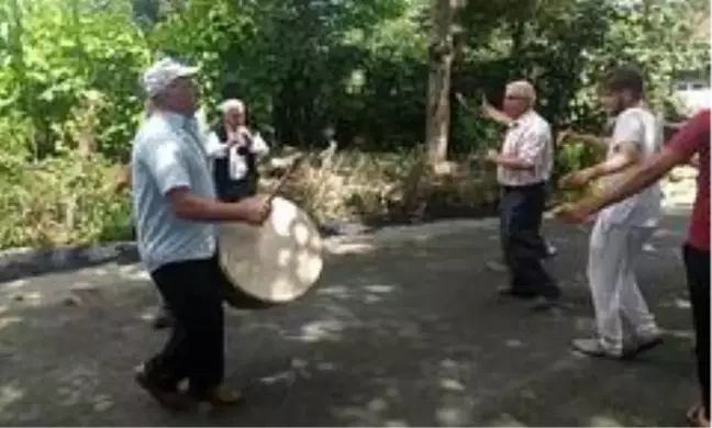 Asfalt ekiplerini davul-zurna ile karşıladılar