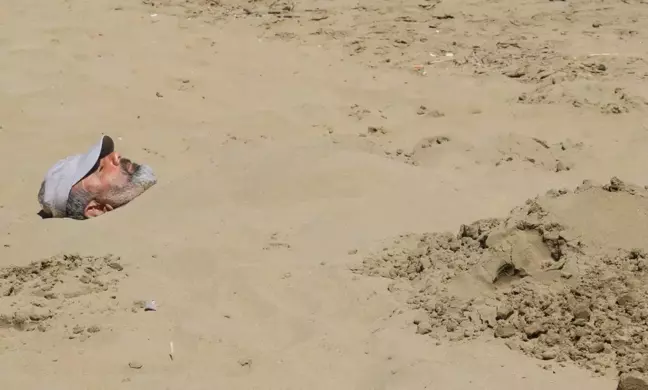Sıcaklık 30 dereceyi aştı, tatilciler deniz sezonunu açtı