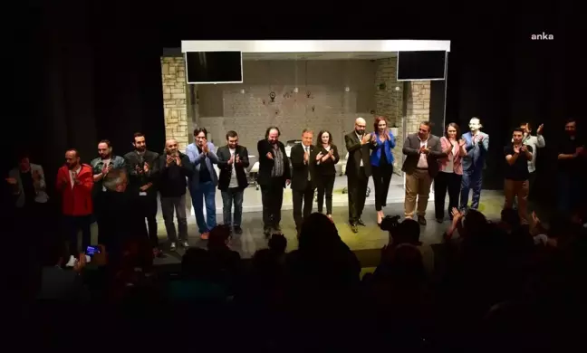 Bornova Belediyesi Şehir Tiyatrosu 'Kafes' Oyunuyla Ödülleri Topladı