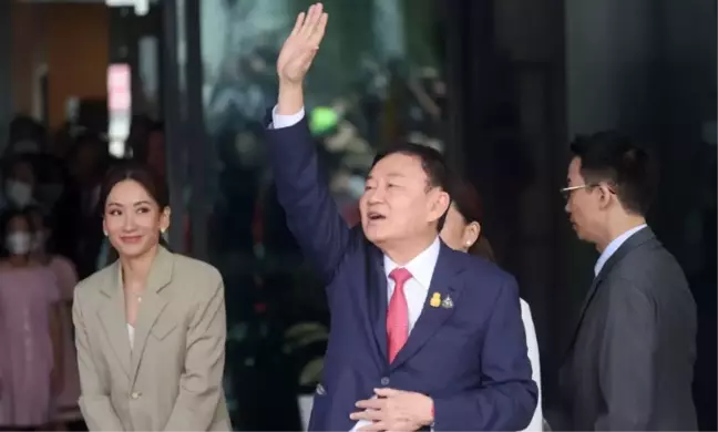 Eski Tayland Başbakanı Thaksin Shinawatra ülkesine geri döndükten sonra tutuklandı