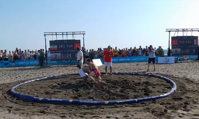 Dünya Plaj Güreşi Şampiyonası Serisi Finali 'Sarıgerme 2023' Altın Madalya Kazanan Milli Sporcular Mutlu