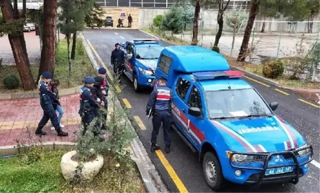 Silahlı şüpheliler altın ve kılıç koleksiyonunu çaldı
