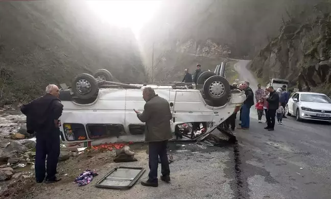 Giresun'da minibüs devrildi: 4 yaralı