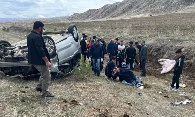 Sivas'ın İmranlı ilçesinde hafif ticari araç devrildi, 5 kişi yaralandı