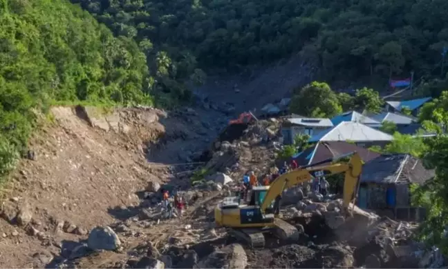 Endonezya'da aşırı yağmurlardan dolayı kaçak altın madeninde göçük meydana geldi: 11 kişi öldü, 19 kişi kayboldu