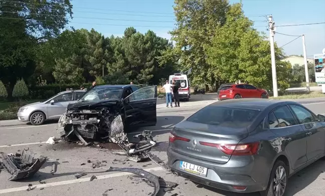 Sapanca'da üç araçlı trafik kazasında 3 kişi yaralandı