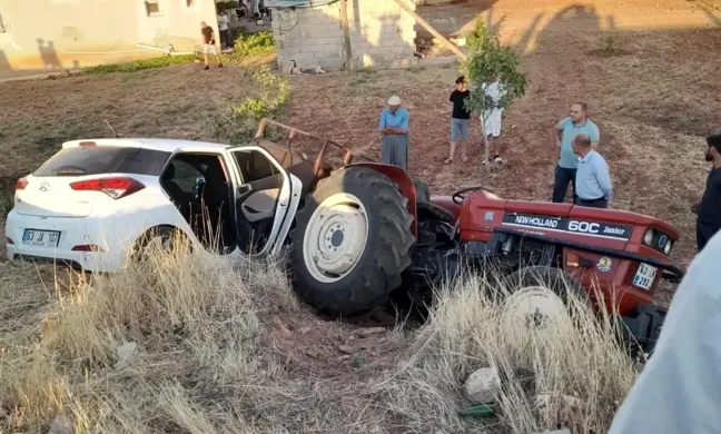 Halfeti'de otomobil ile traktör çarpışması: 4 yaralı