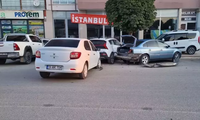 Çorum'da Park Halindeki Araçlara Çarpan Sürücü Yaralandı