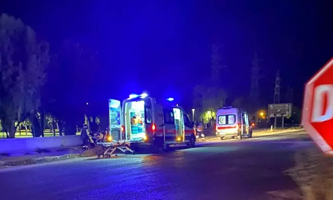 Konya'da Park Duvarına Çarpan Otomobilde 3 Yaralı