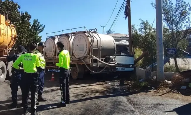 İzmir'de iki kamyonun çarpıştığı kazada 2 kişi yaralandı