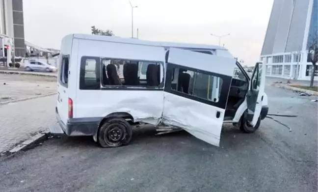 Şanlıurfa'da İşçi Minibüsüyle Otomobil Çarpıştı: 1 Ölü, 5 Yaralı