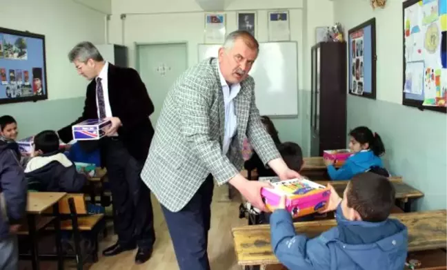 Öğretmenden Öğrencilere Ayakkabı