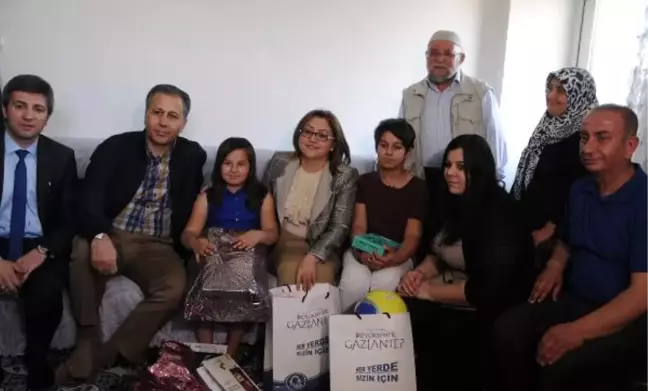 Kitabı Yırtıldığı İçin Ağlayan Yasemin'e Protokolden Ziyaret