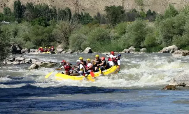 Kemah'tan Geçen Karasu'da Rafting Yapıldı
