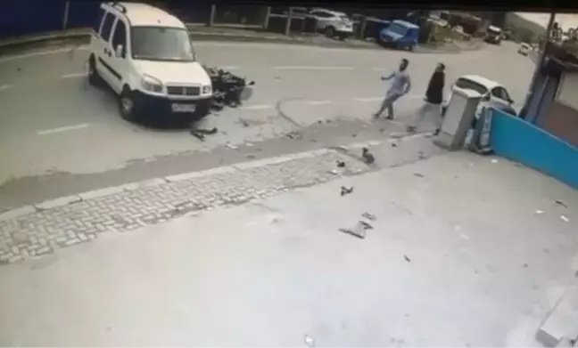 Beykoz'da feci kaza; motosikletli otomobilin camında asılı kaldı