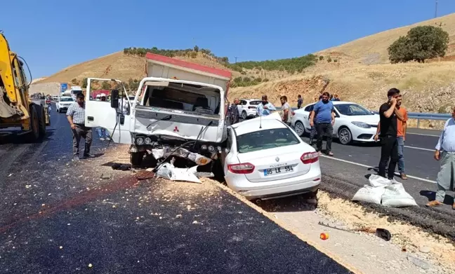 Adıyaman'da Kamyon ile Otomobil Çarpıştı: 3 Kişi Yaralandı