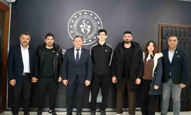 Başarılı Sporcular Kayseri Gençlik ve Spor İl Müdürü'nü Ziyaret Etti