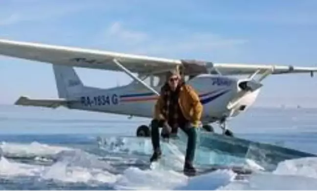 Rus pilot küçük uçağıyla buz tutan Baykal gölüne iniş yaptı