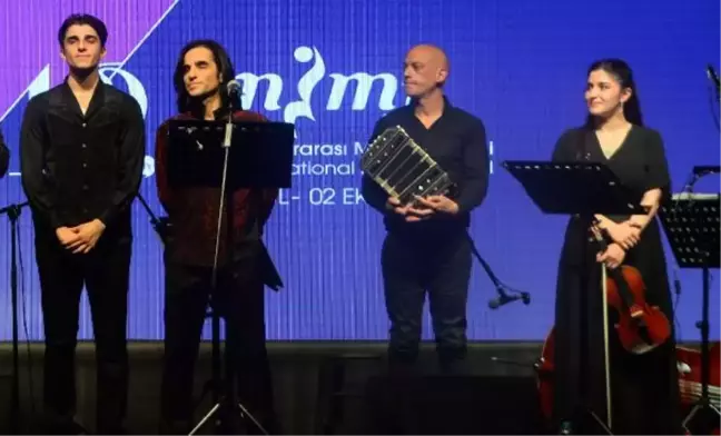 Tenor Bülent Bezdüz, sanatçı çocuklarıyla Mersin'de sahneye çıktı
